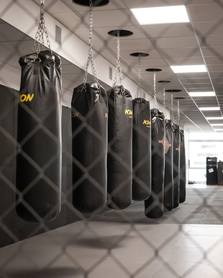 Boxsäcke durch Käfiggitter